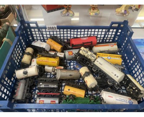 A good lot of '00' gauge fuel tankers including Hornby, Dublo, Esso &amp; Shell etc 