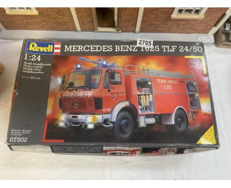 A REVELL 1.25 MERCEDES BENZ 1625 TLF 24/50 FIRE ENGINE MODEL KIT