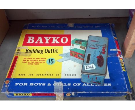 A vintage Bayko building outfit &amp; tin of parts unchecked for completeness 