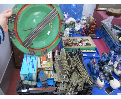 A Mixed Collection of "OO"/"HO" Gauge Model Railway Items, to include Lima shunter D.2785, Hornby dublo open wagons, truck, b