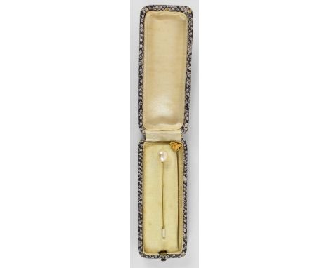 A yellow metal tie pin with yellow metal rock style decoration to the top, and a yellow metal tie pin set with Ciro pearl to 