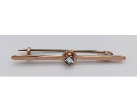 A 9 K yellow gold brooch with a single sky blue topaz. Length: 4.7 cm, weight: 1.1 g. 