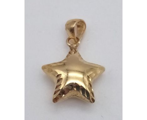 A 9 K yellow gold star charm. weight: 0.6 g. 