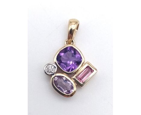 A 9 K yellow gold pendant with diamond and amethysts. Weight: 1.3 g. 