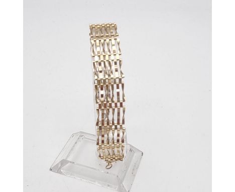 A 9K Yellow Gold Ladder Link Bracelet with 9K Yellow Gold Heart Clasp. 7g 