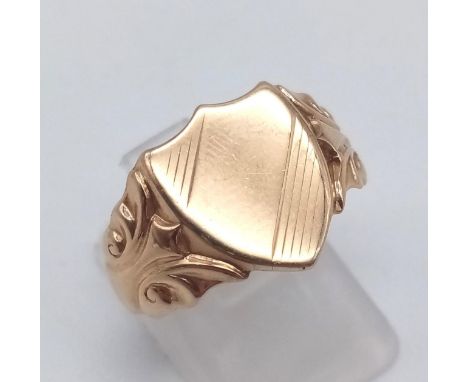 A 9 K yellow gold shield ring. Size: P, weight: 4.5 g. 