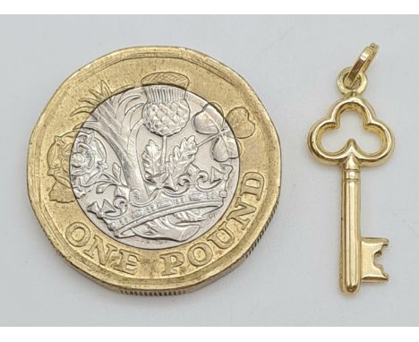 A 9 K yellow gold key charm/ pendant. Weight: 0.5 g. 