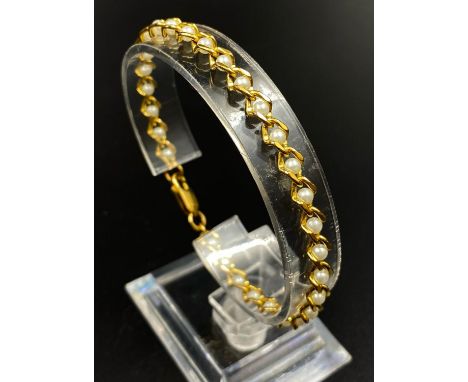 9k yellow gold pearl set bracelet, length 19cm, weighs 5.2 grams 