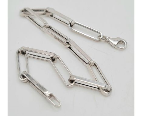 A 9 K white gold fancy link bracelet. Length: 7.5 inches, weight: 3 g. 