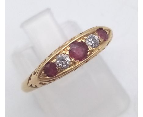 An 18n K yellow gold ring  with rubies and diamonds. Ring size: M, weight: 3.1 g. 