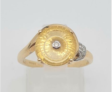 A 9 K yellow gold ring with citrine and diamonds. Ring size: O, weight: 2.9 g. 