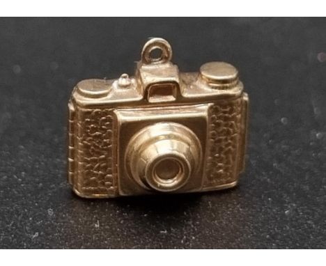A 9 K yellow gold camera charm. Weight: 1 g. 