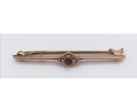 A vintage 9 K yellow brooch with a central garnet. Length:   3.9 cm, weight: 1 g. 