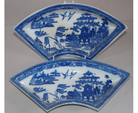 Pair of Spode Willow pattern supper dishes circa 1830, 32cm wide approx.