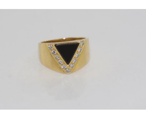 18ct yellow gold, onyx and diamond ring weight: approx 5.6 grams, size: L/5-6