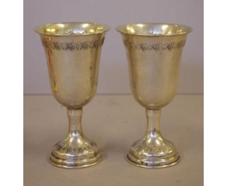 Pair of Judaica silver kiddush cups by Hazorfim, 800/1000 purity, 97 grams