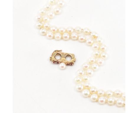 A vintage cultured pearl necklace with a hallmarked 9ct gold ruby and pearl clasp. The necklace having round pearl on a threa
