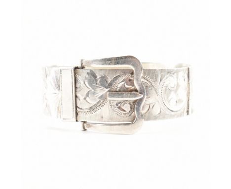 &nbsp;A hallmarked 925 silver hinged buckle bangle. The bangle in the form of a belt having chased foliate decoration. Weight