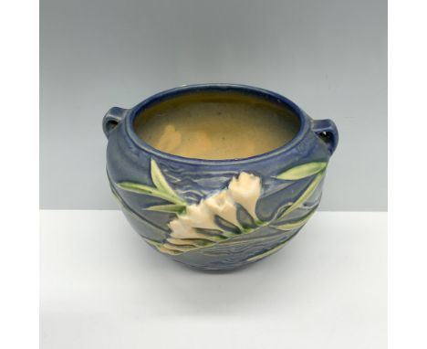 Delightful blue planter with two handles that is decorated with white and yellow flowers. Roseville backstamp. Issued: 20th c