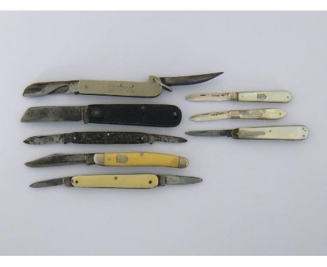 Two early 20th century mother-of-pearl and silver pen knives, each with fully hallmarked blades for Sheffield 1907 and 1921 r