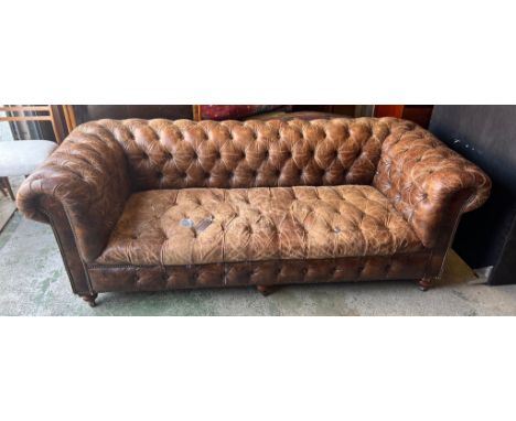 A three seater leather Chesterfield sofa (H76cm W220cm D94cm SH39cm)
