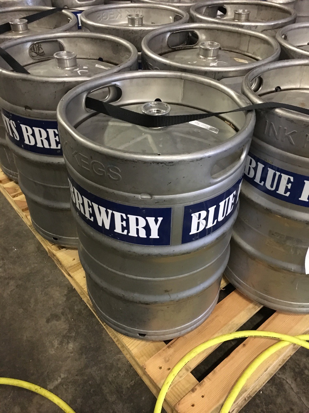 (Qty 16) Half Barrel Kegs (15.5 Gallon) Required Rigging and Loading