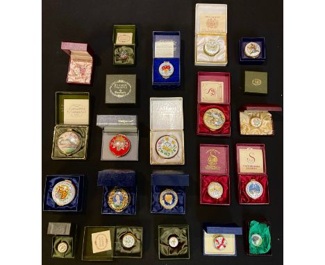 A Crummles hand painted enamel bonbonniere, HRH Queen Elizabeth II Golden Jubilee, limited edition 132/250, certificate, boxe