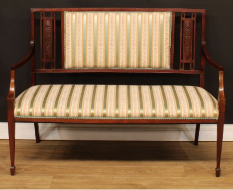 An Edwardian mahogany sofa, 93cm high, 124cm wide, the seat 116cm wide and 46cm deep 