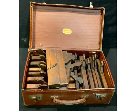 Tools - a collection of sixteen wood planes, in suitcase 