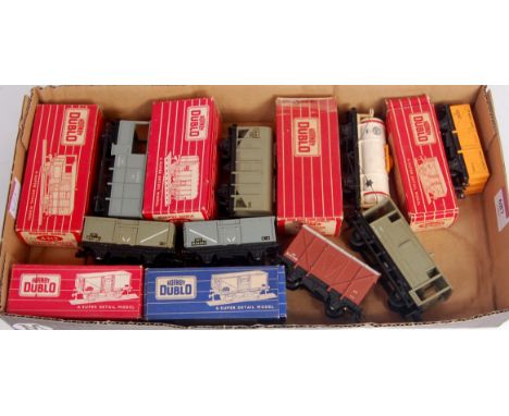 8 Hornby Dublo SD6 wagons, 6 boxed, including 101 tank, limited glass, bulk grain, one item damaged (G-BFG)