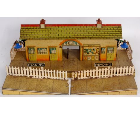 Hornby 1937-9 No. 4E Reading station, buff building, tinprinted speckled platform, round-top arch over looking hall, blue lam