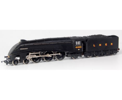 A Hornby R099 class A4 engine and tender LNER black No. 4466 'Herring Gull' (G)