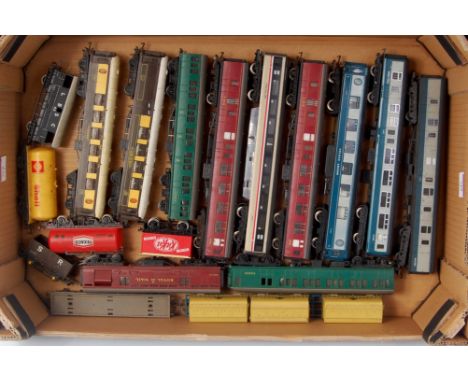 Small quantity of Triang Hornby items including EMU trailer car, blue/grey Golden ARrow Pullman car, various BR Mk1 and Mk2 c