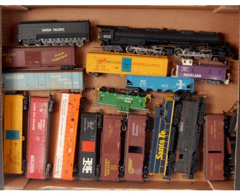 Tray containing quantity of American outline items, Rivarossi Union Pacific 'Big Boy', engine and tender, 0-4-0 B&O switches,