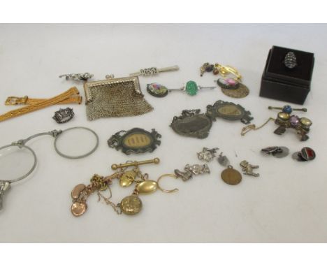 A quantity of jewellery to include a jade bar brooch, a citrine and amethyst brooch, gold, silver etc  