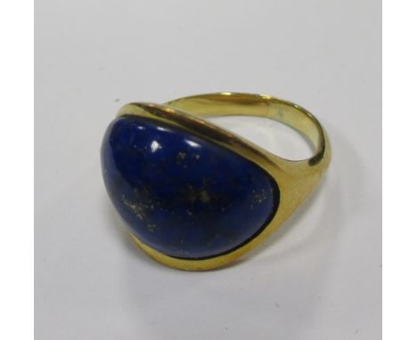 A 14 carat lapis lazuli curved oval cabochon ring, size K/L  
