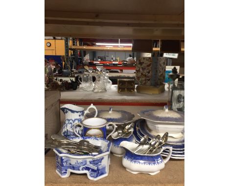 A QUANTITY OF ALFRED MEKIN BLUE AND WHITE CERAMICS TO INCLUDE SERVING TUREENS AND JUGS, A SPODE 'ITALIAN' BOWL, CHINA LOVING 