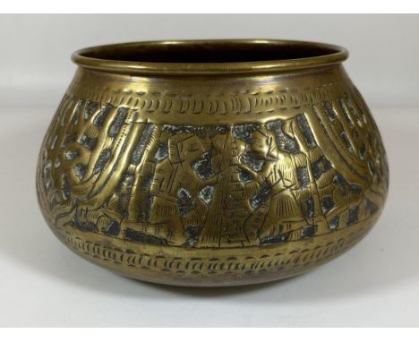 A VINTAGE MIDDLE EASTERN BRASS BOWL WITH FIGURES AND ANIMAL DESIGN, HEIGHT 10CM 