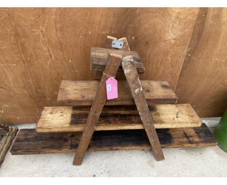 A VINTAGE WOODEN GARDEN POT SHELF DISPLAY UNIT 