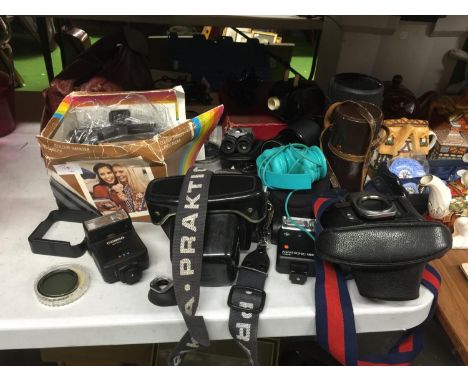 A COLLECTION OF VINTAGE CAMERAS AND ACCESSORIES TO INCLUDE  PRAKTICA SUPER TL2, PENTAX ASAHI SPOTMATIC, POLAROID COLOUR SWING
