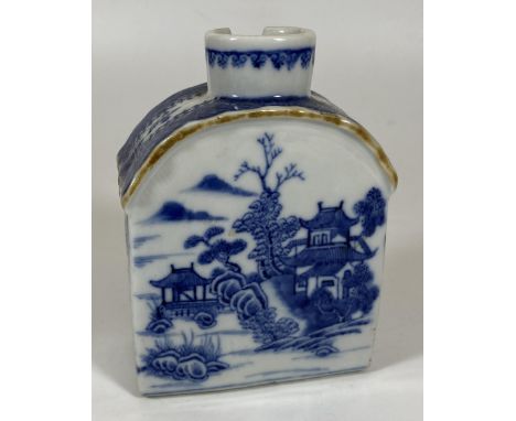A 19TH CENTURY QING CHINESE BLUE AND WHITE TEA CADDY, HEIGHT 11CM 