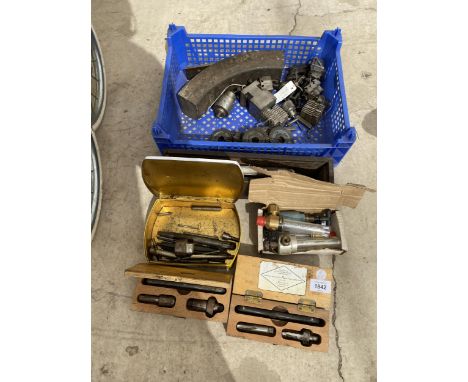 A MIXED LOT OF VINTAGE TOOLS, CASED SCREWING SETS ETC 