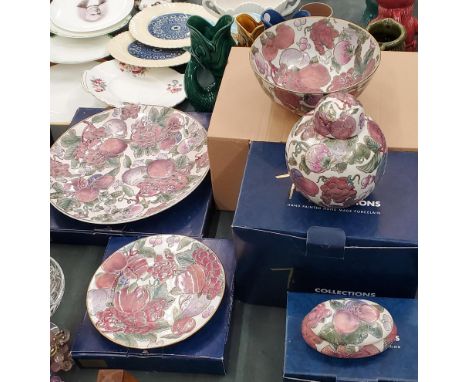 A COLLECTION OF 'TOYO COLLECTIONS' CERAMICS TO INCLUDE A WALL PLATE, CABINET PLATE, BOWL, TRINKET BOX AND GINGER JAR, ALL BOX