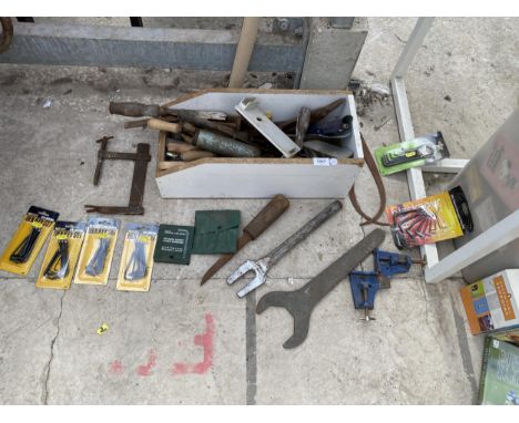 A MIXED GROUP OF VINTAGE TOOLS ETC 