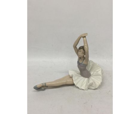 A NAO LLADRO MODEL OF A BALLERINA 