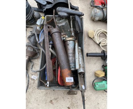 A MIXED LOT OF VINTAGE TOOLS, VICES ETC 