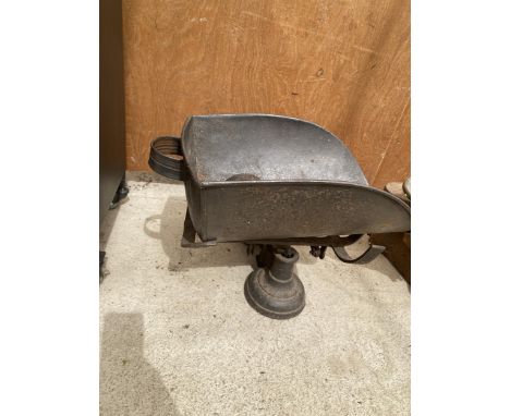 A LARGE SET OF VINTAGE SCALES 