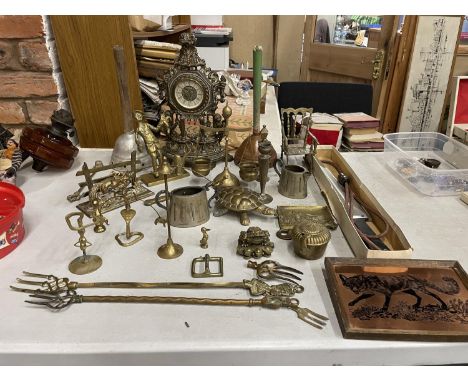 A LARGE QUANTITY OF BRASSWARE TO INCLUDE AN ORNATE MANTLE CLOCK, TOASTING FORKS, ANIMALS, ETC 