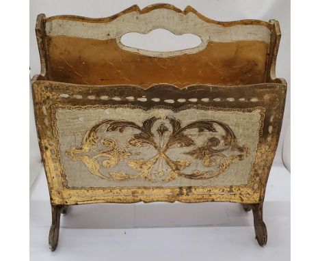 A VINTAGE PAPIER MACHE STYLE MAGAZINE RACK IN A CREAM AND GOLD COLOURED DESIGN 