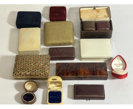 A COLLECTION OF THIRTEEN VINTAGE JEWELLERY BOXES 